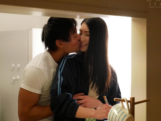 ナルシス小林/本庄鈴　姉が旅行に行く前日に家に泊まりに来たスレンダーな美人妹が姉の目を盗んで義兄にキスしそのまま泊まって姉が旅行で不在の間に夢中でハマまくっちゃう裏切りエッチ 裏アゲサゲ女性の為のエッチ動画
