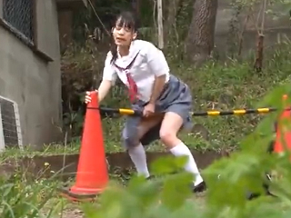 学校帰りにオナニーしたくなった制服姿の美少女JKがポールを見つけてまたがり周りを気にしながら気持ちよくて感じちゃう快感エッチ erovideo女性の為のエッチ動画
