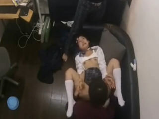 家出中のロリカワJKが泊めてあげると声を掛けられ男性の部屋に行き最初は優しかったけど本性をむき出しにした男たちに襲われちゃう無理やりエッチ JavyNow女性のための無料アダルト動画