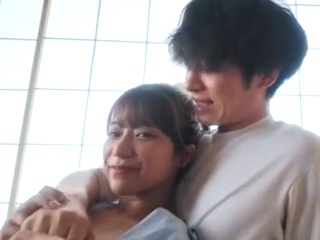 北野翔太/川越にこ　母親の代わりにお姉ちゃんとお姉ちゃんの彼氏と温泉旅行にでかけた巨乳で可愛い妹が姉のイケメン彼氏が好みのタイプすぎてこっそり密着ボディタッチで誘惑して寝取りドキドキエッチ SENZURI TUBE女の子の為のエロ動画
