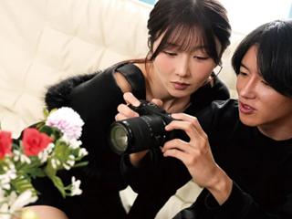 大槻ひびき キャバクラ経営している父の愛人から宣伝用写真を撮ってほしいと言われたイケメン童貞息子が撮っている内に距離を縮めからかうようにキスされて一線を超えちゃう初体験エッチ erovideo女の子のための無料H動画